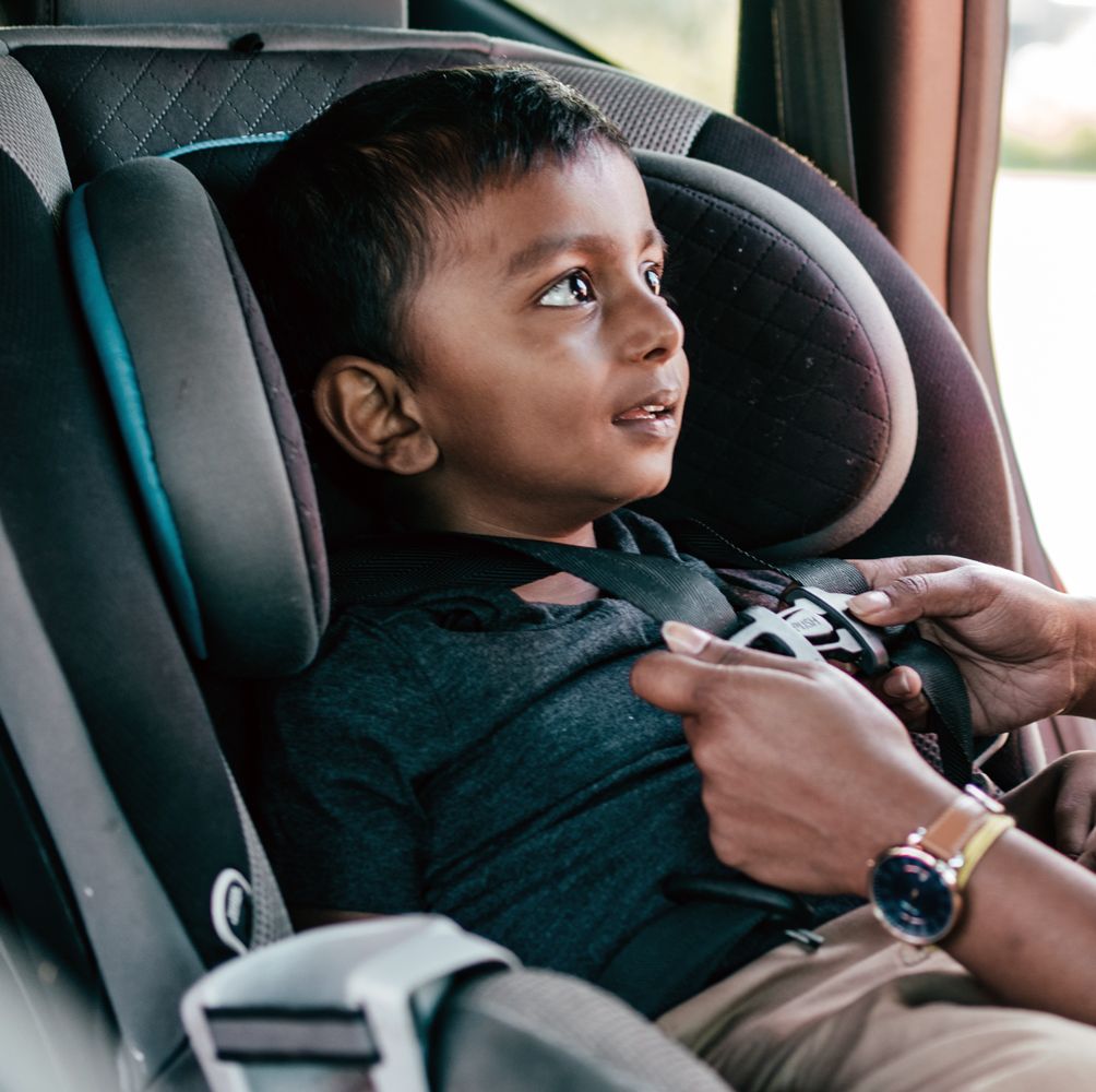 mom buckling kid into convertible car seat