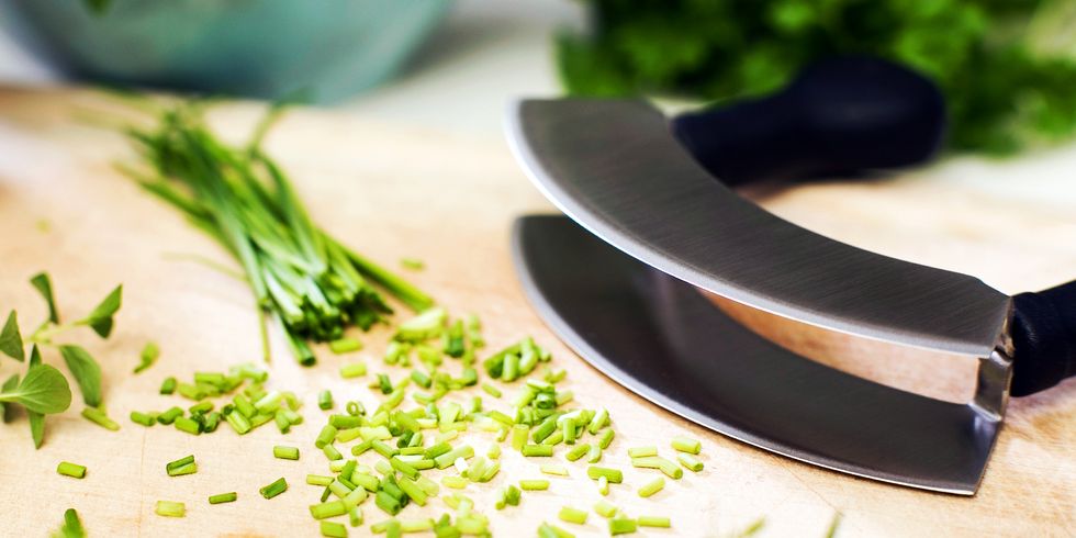MEZZALUNA KNIVES TO HELP PREPARE RESTAURANT-QUALITY SALADS